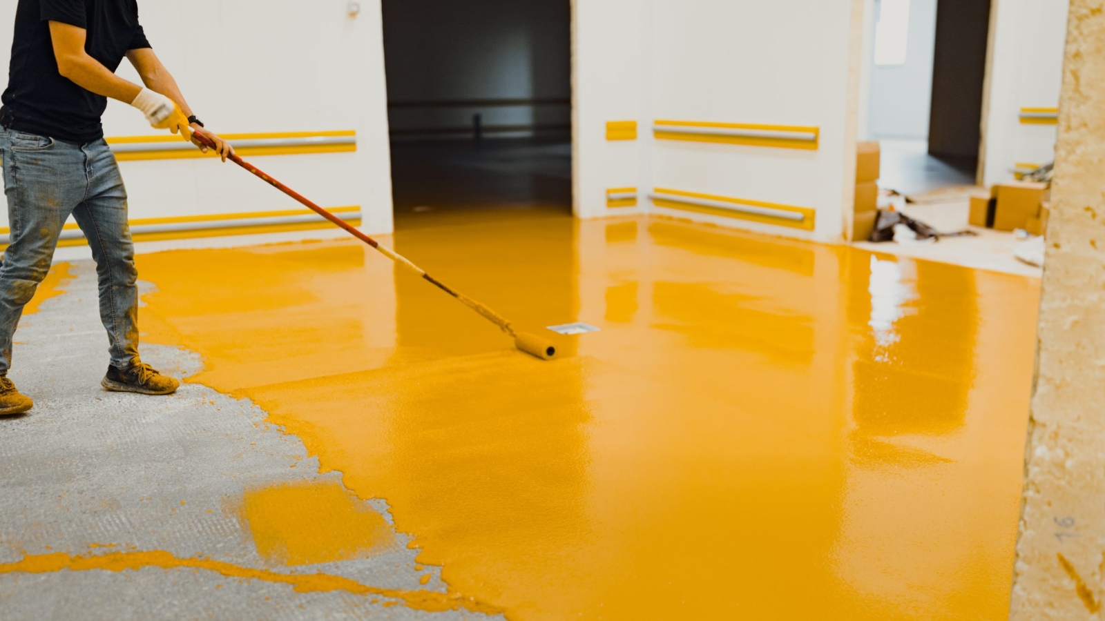 Epoxy,Flooring,Applicator,Performs,Painting,Works,With,Polyurethane,Epoxy,Mortar